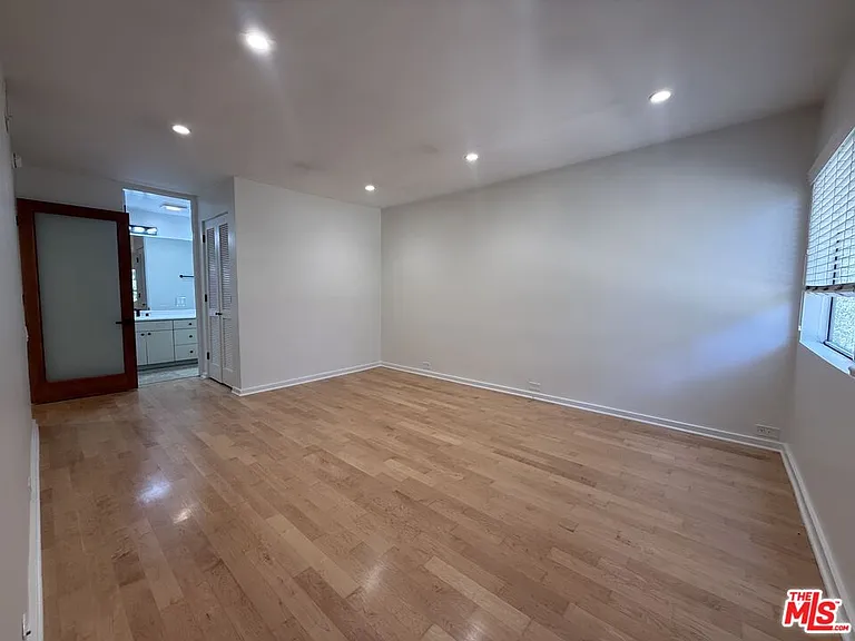 330 S Barrington Ave #309 — Photo 9