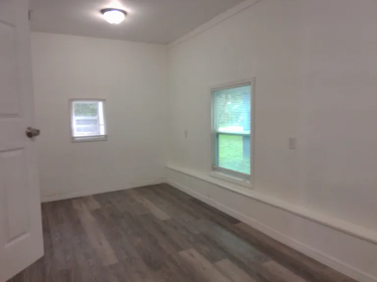 2252 Clifford St — Photo 6