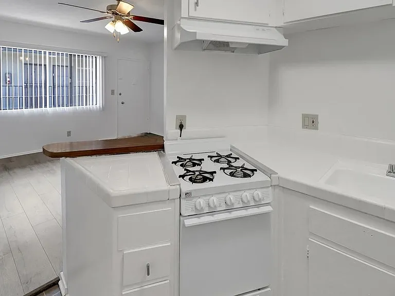 3721 S Bentley Ave #6 — Photo 4