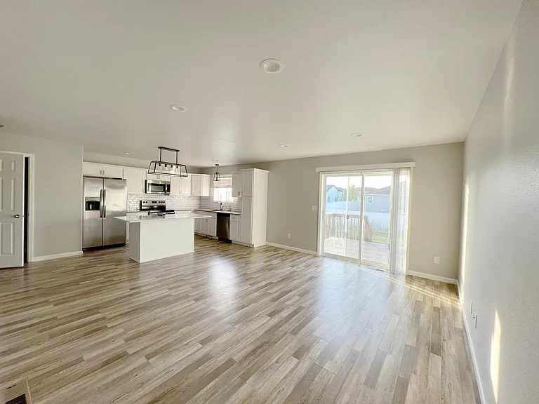 820 Cathy Dr W — Photo 5