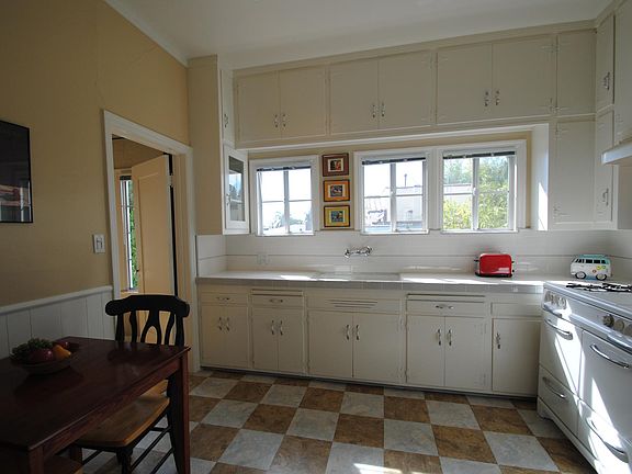 5th image of 2325 N Beachwood Dr #5