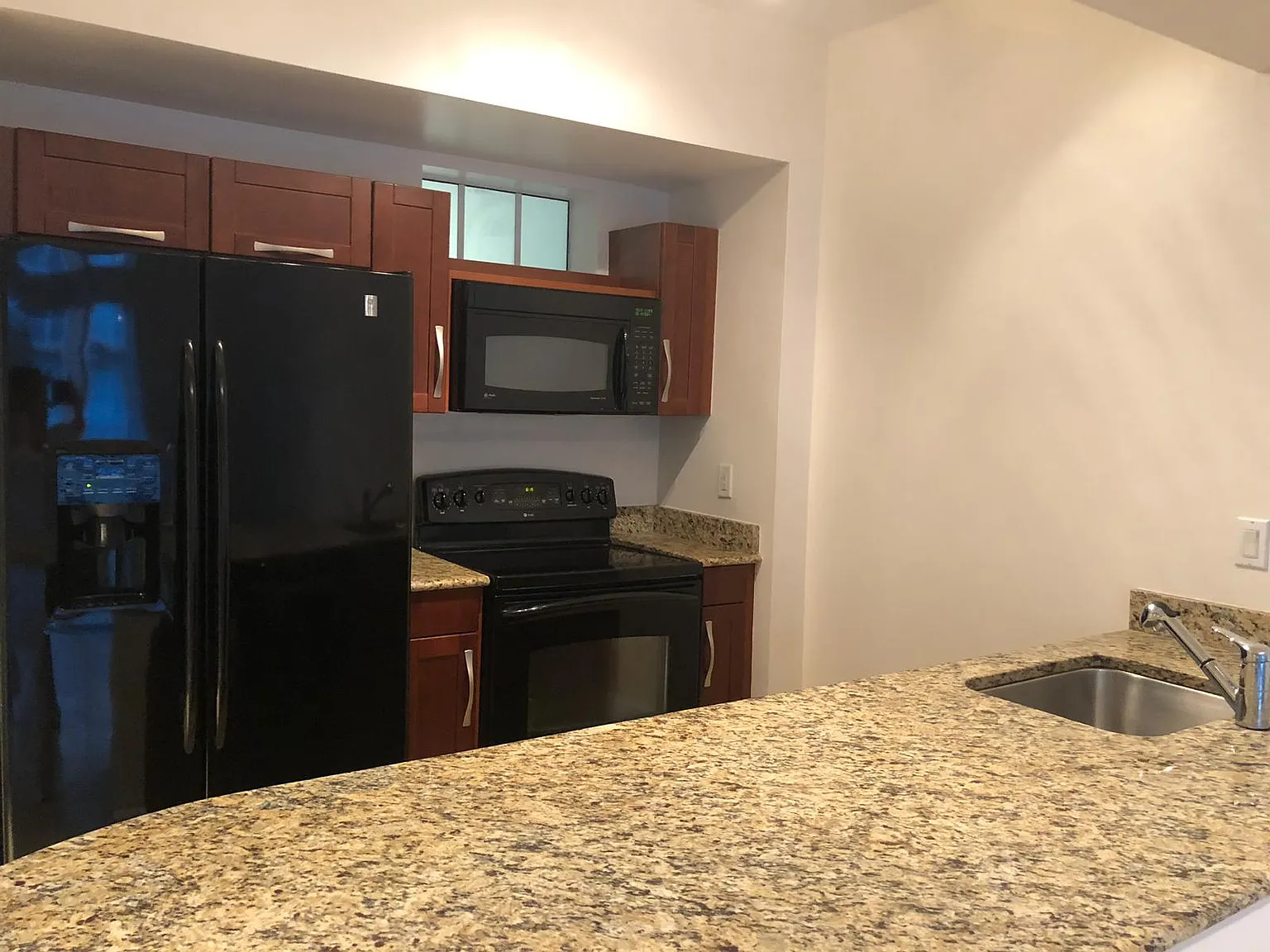 1 bed, 682 sqft, $2,300 — Photo 2