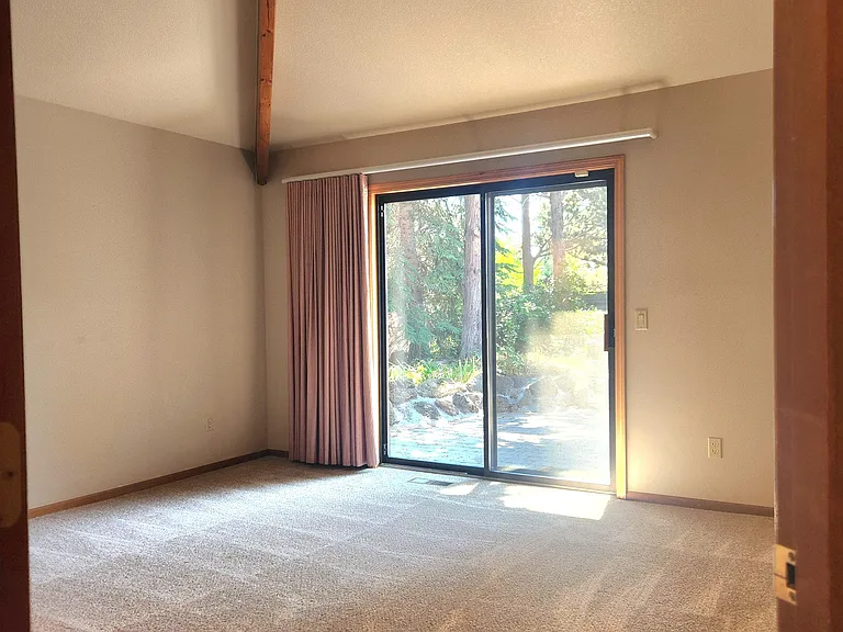 611 NE Tracker Ct — Photo 26