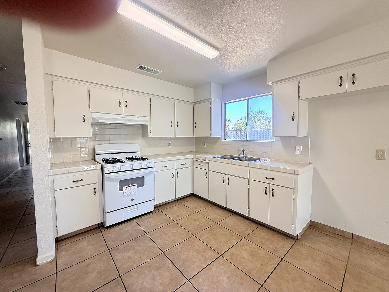 5 bed, 1392 sqft, $2,400 — Photo 3