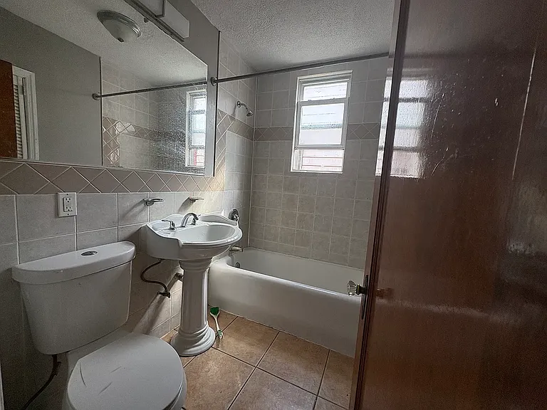 1588 Leslie St #2R — Photo 7