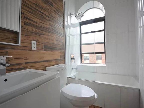 4th image of 321 Putman Ave #2R