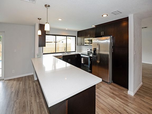Breakfast bar in kitchen 