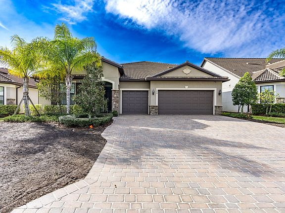4th image of 744 SE Villandry Way