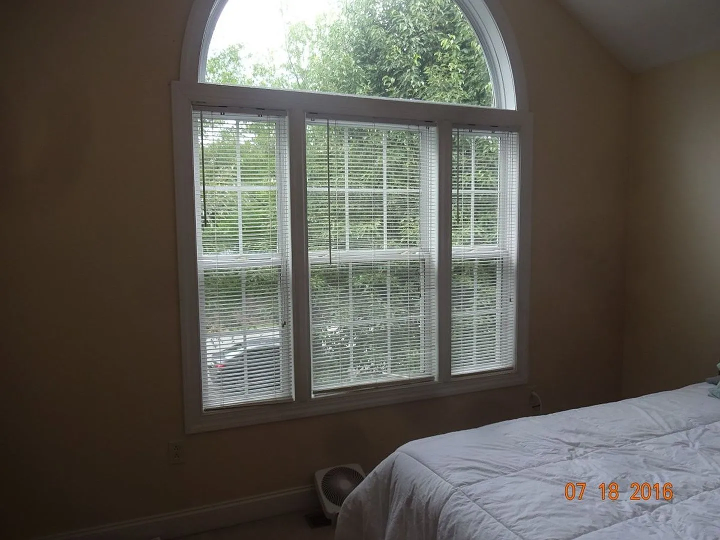 4 bedroom 3 bath Townhouse — Photo 2