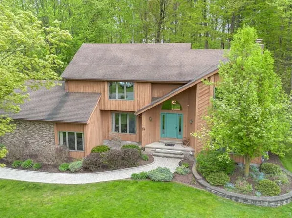 29 Woodbriar Ln, Rochester, NY 14624