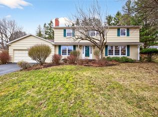 9 Sandpiper Ln, Pittsford, NY 14534