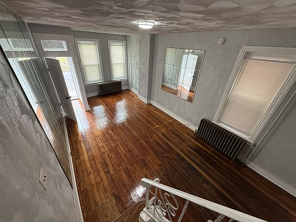 3rd image of 920 Newton Ave #1