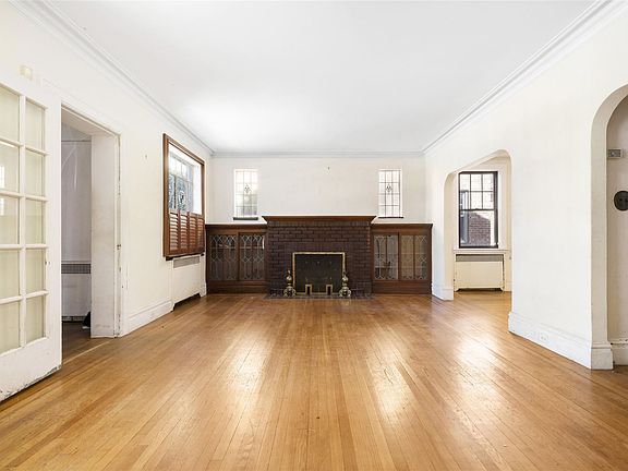 4th image of 5204 Fairview Ter