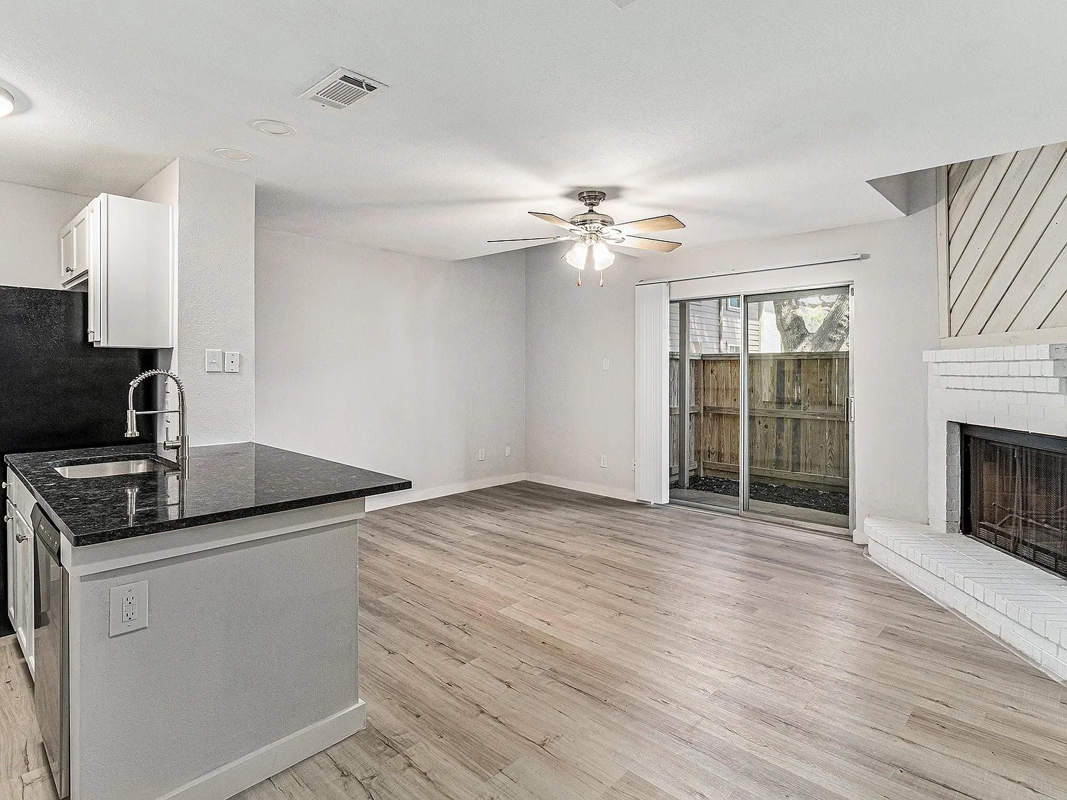 1 bed, 1.5 bath, 876 sqft, $1,350 — Photo 4
