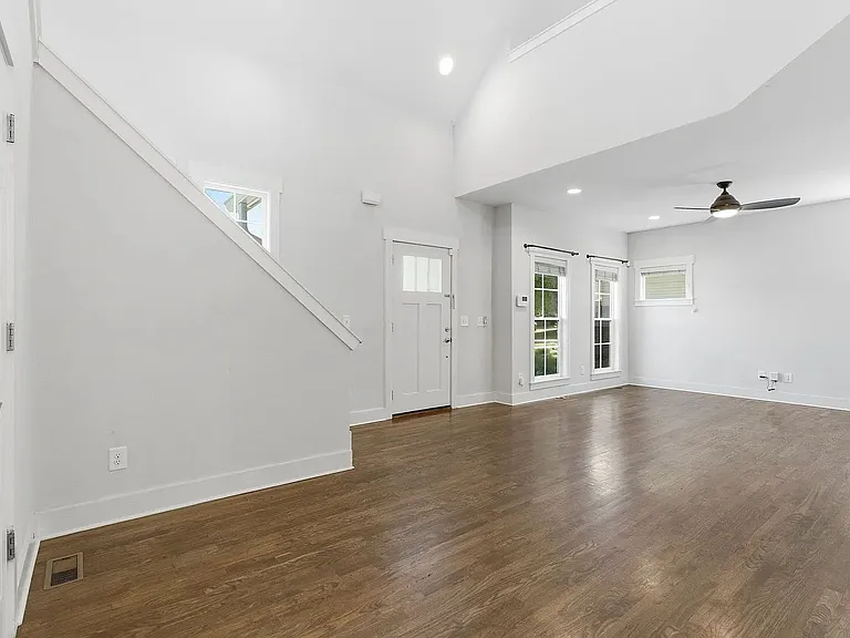 1224 Bessie Ave — Photo 4