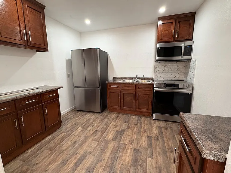 715 N Kelly Ave — Photo 4