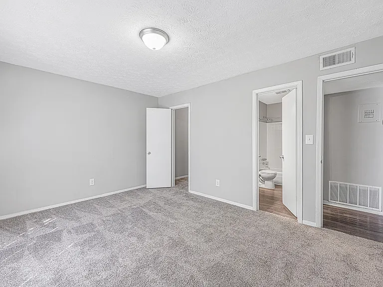 Regency Park Apartments — Photo 23