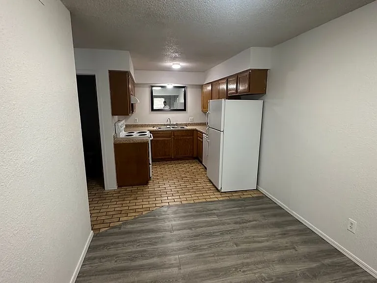 1300 N Rockwell Ave — Photo 17
