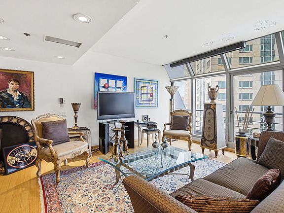 3rd image of 950 N Michigan Ave APT 4704