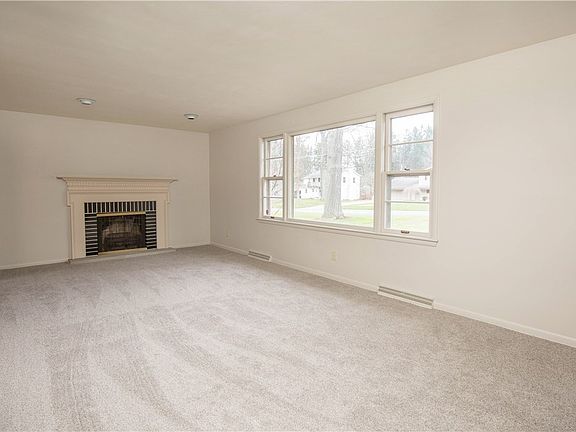 5th image of 81 Dartmouth Dr
