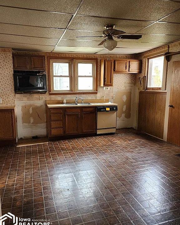 1027 Pearl St, Grinnell, IA 50112 Zillow