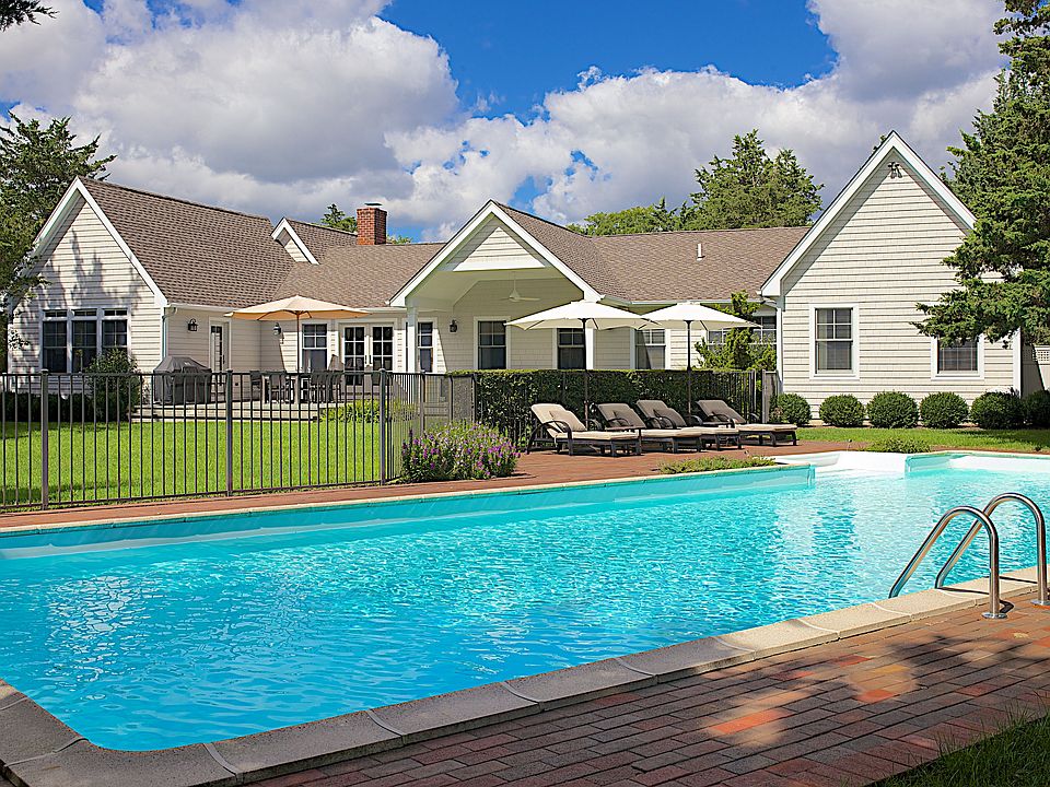 1st image of 4 Wintergreen Ln