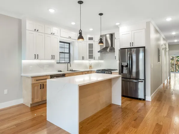 230 Griffith Street image 4 of 23