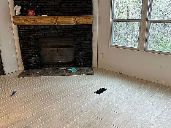 5th image of 515 Mary Way