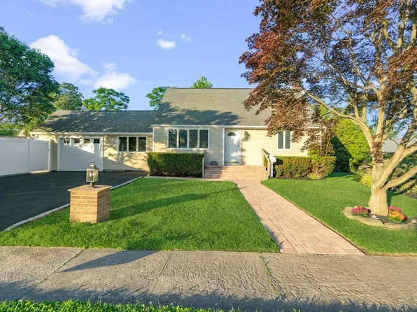 493 17th Street, West Babylon, NY 11704