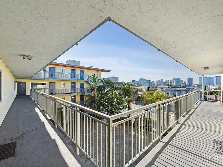 2p008 - Lake View East — Photo 15