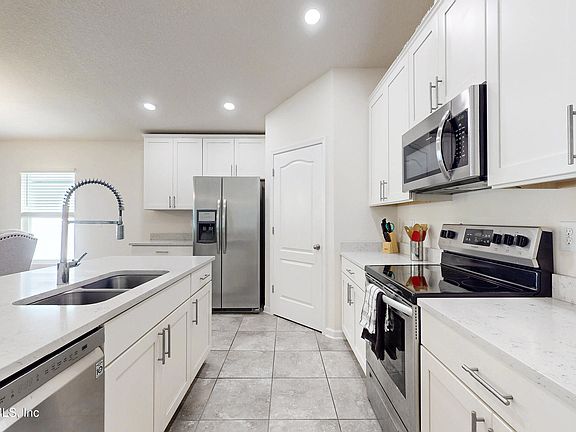 4th image of 636 SEVILLE Parkway