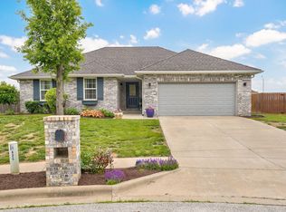 825 S Trail Point Ct, Nixa, MO 65714