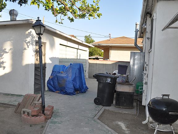 3rd image of 826 N Doan Dr