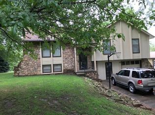 5 SE Hillcrest Dr, Saint Joseph, MO 64507