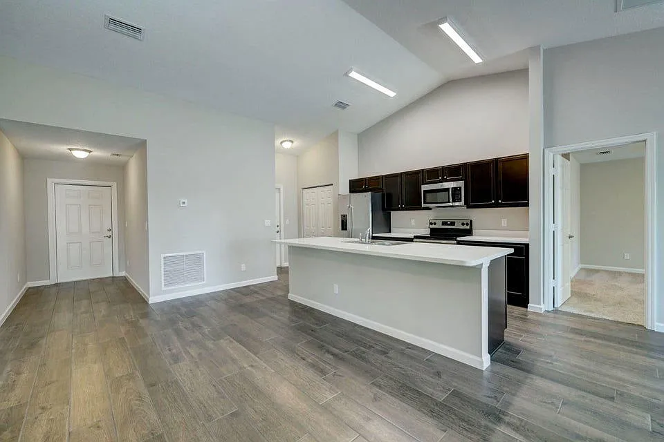 4 bed, 2.0 bath, 1915 sqft, $2,600 — Photo 3