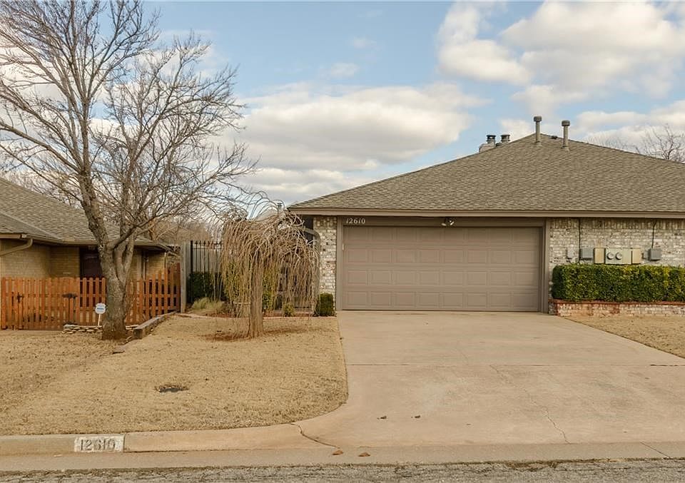 Very nice half duplex in central location.  Easy access to major highways, and easy maintenance.  Three beds/two bathrooms and a two car garage - at a great price!
