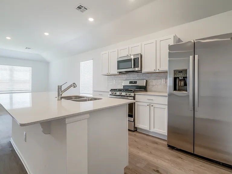 Main Appliances includes (Microwave, Gas Range, Refrigerator, Dishwasher, Garbage Disposal)