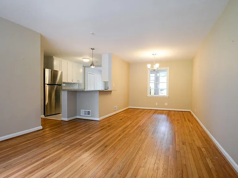2671 Woodridge Dr — Photo 2
