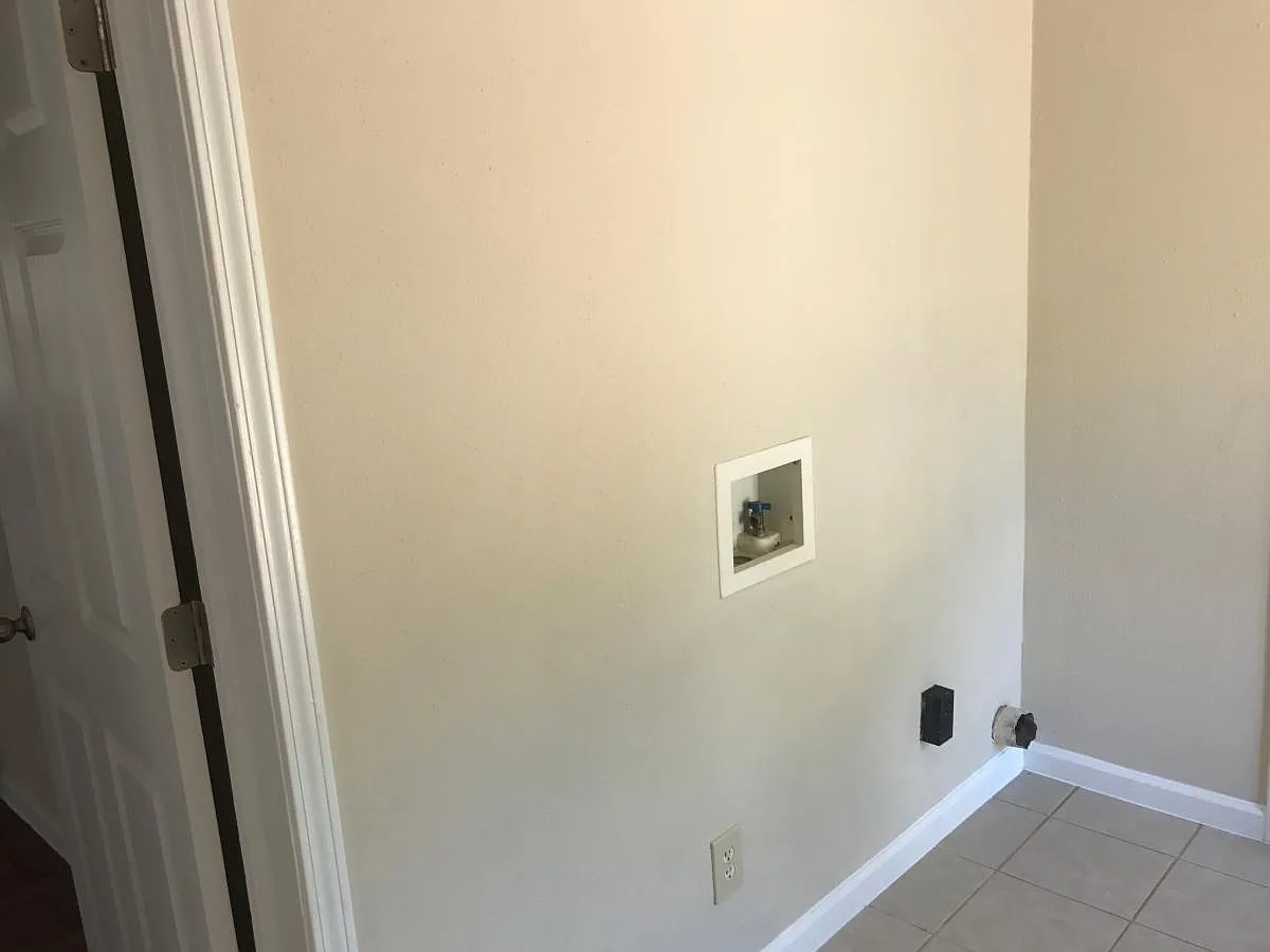3 bed, 1000 sqft, $2,100 — Photo 3