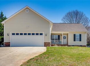 549 Country View Dr, Winston Salem, NC 27107