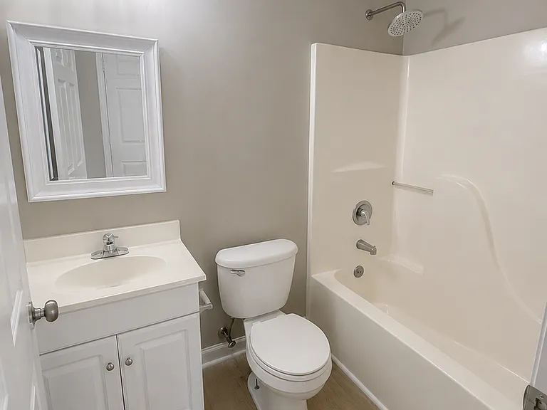 Two bedroom, 1 bath apartment in Burlington — Photo 4