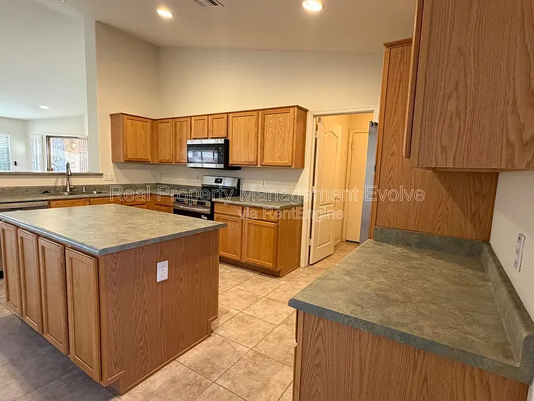 15847 W Saguaro Ln — Photo 7