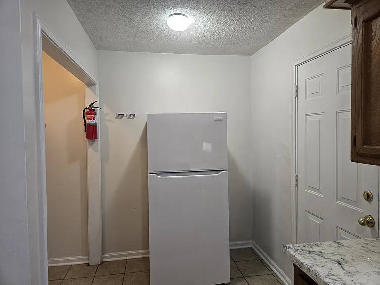 120 Oak Ridge Ave #B — Photo 6