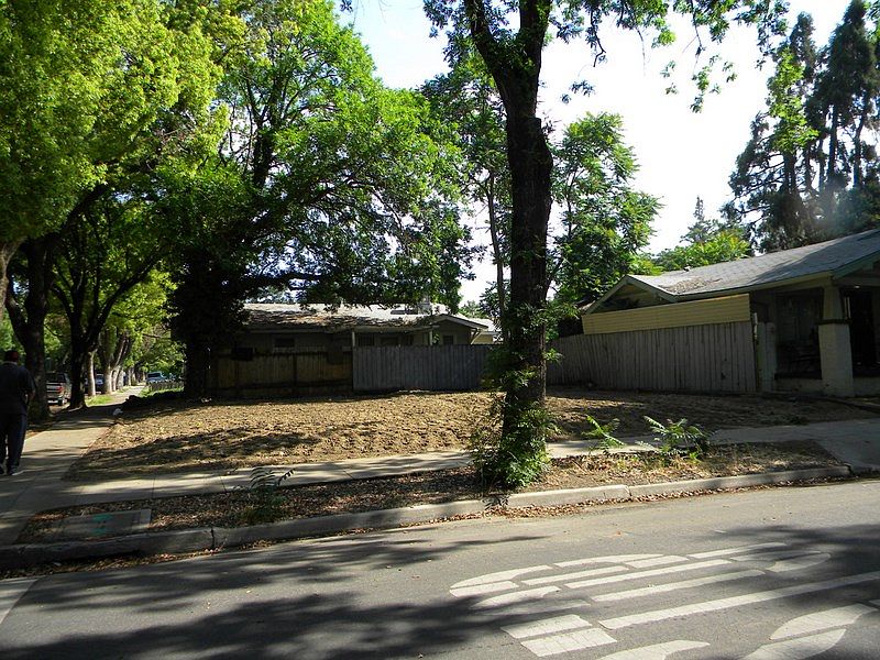 2nd image of 401 Cedar Ave