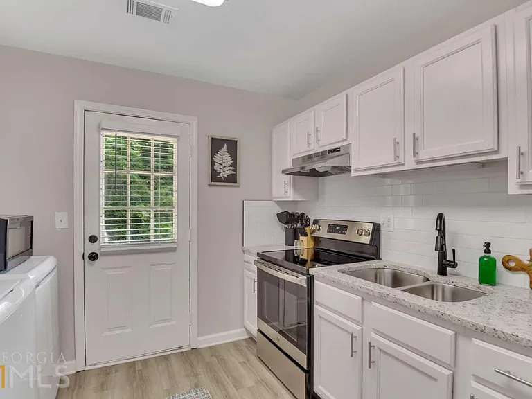 5551 Davis Dr — Photo 4