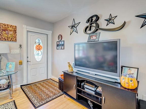 4th image of 502 SE Crescent Ave