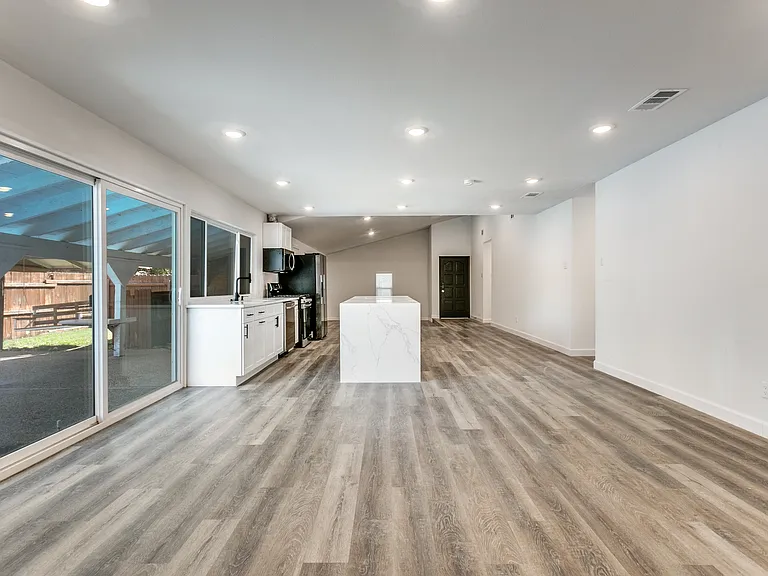 1535 Carnation Dr — Photo 10