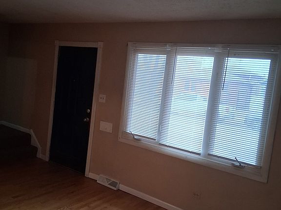 3rd image of 215 E 90th Pl