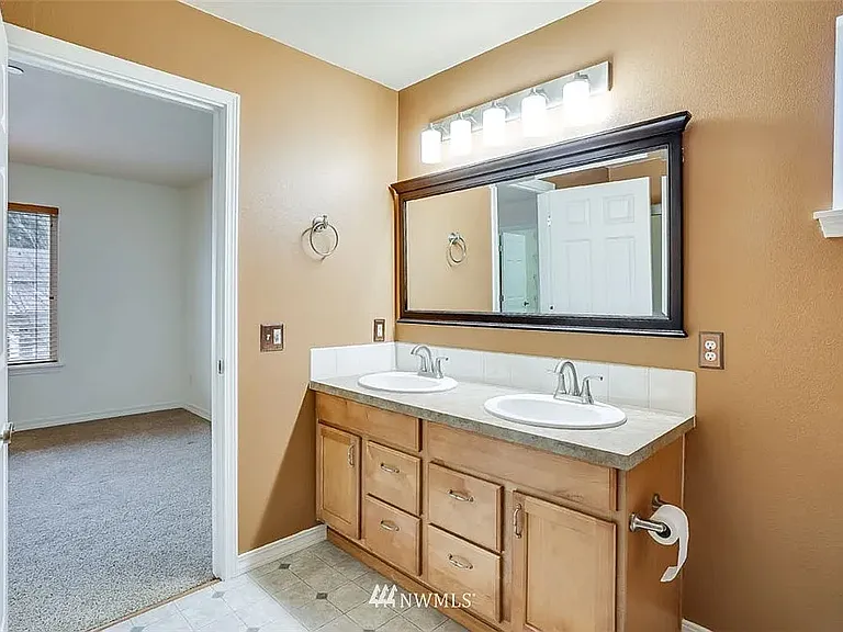 1295 Hudson St — Photo 12