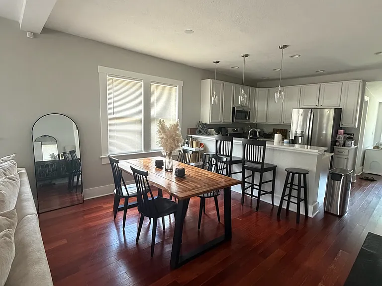 1010 Elmwood St — Photo 4